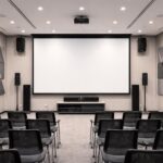 Écran de projection : intégrer sonorisation pour conférence sans écho