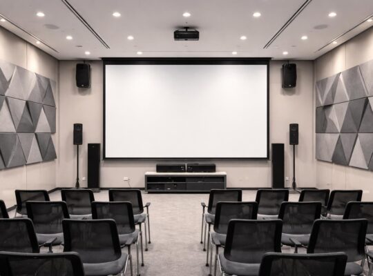 découvrez comment intégrer une sonorisation efficace à votre écran de projection pour conférence, en éliminant les problèmes d'écho et assurant une qualité sonore optimale.