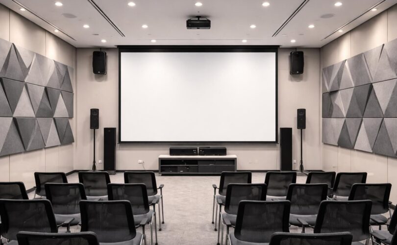 découvrez comment intégrer une sonorisation efficace à votre écran de projection pour conférence, en éliminant les problèmes d'écho et assurant une qualité sonore optimale.